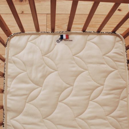 Matelas bébé écologique en latex naturel et coton bio face hiver.